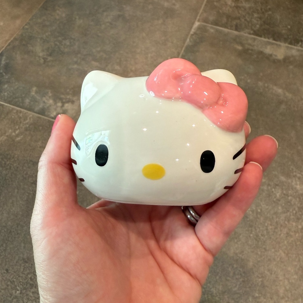 Hello Kitty and Friends Ceramic Salt & Pepper Shaker Set - Picture 3 of 9